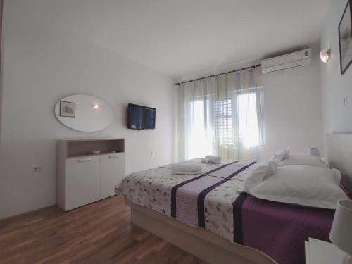 Un pat sau paturi într-o cameră la Apartments de la Marina