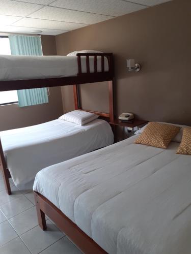 a room with two bunk beds in a room at El Balcon de los Reyes in Ibarra