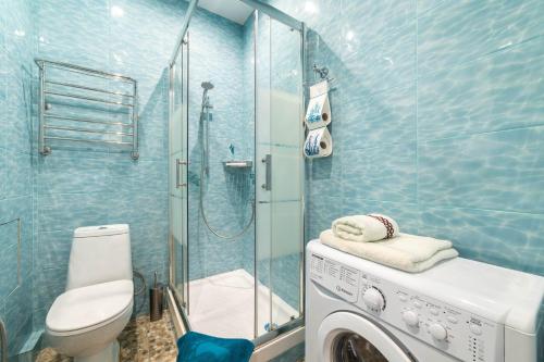 bagno con lavatrice e servizi igienici di Апартаменты "Визит в Сочи" a Sochi
