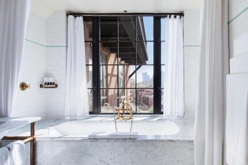 Ένα μπάνιο στο The Bowery Hotel