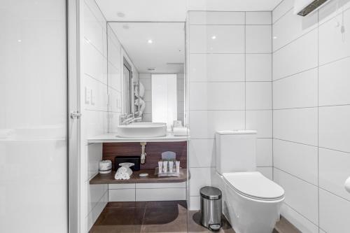 uma casa de banho branca com um WC e um lavatório em Holiday Inn Queenstown Frankton Road, an IHG Hotel em Queenstown