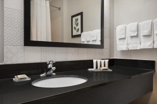 Ένα μπάνιο στο Country Inn & Suites by Radisson, Brookings
