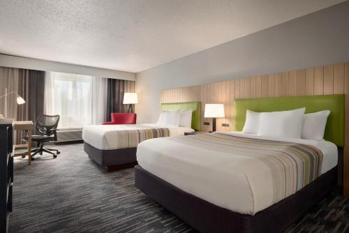 Ένα ή περισσότερα κρεβάτια σε δωμάτιο στο Country Inn & Suites by Radisson, Brookings