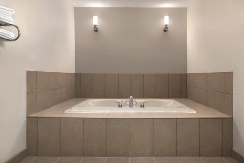 Kylpyhuone majoituspaikassa Country Inn & Suites by Radisson, Brookings