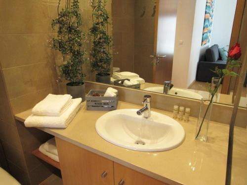 W łazience znajduje się umywalka i lustro. w obiekcie Panoramic in Travel, Parque das Nações w Lizbonie