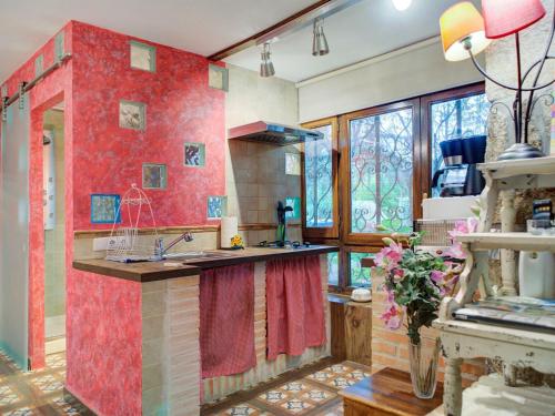 eine Küche mit roten Wänden und einem großen Fenster in der Unterkunft Rural apartment with Spa and common areas in Galapagar