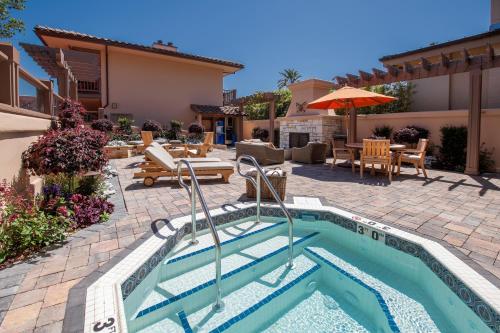 einen Pool im Garten mit Terrasse und Haus in der Unterkunft Horizon Inn & Ocean View Lodge in Carmel