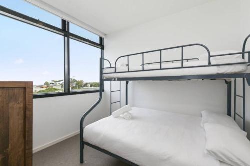 Ένα ή περισσότερα κρεβάτια σε δωμάτιο στο Whitewater Apartment 201