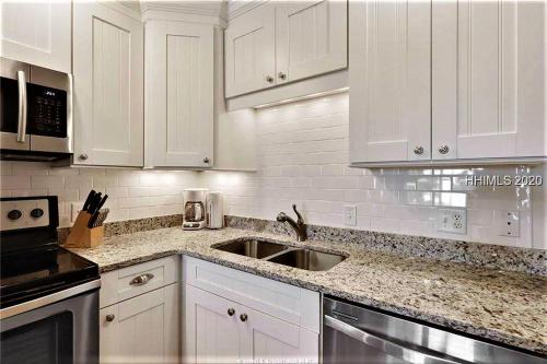 Dapur atau dapur kecil di Direct Oceanfront Private Villa Overlooking Pool/Beach - South Forest Beach - Right next to Coligny Plaza