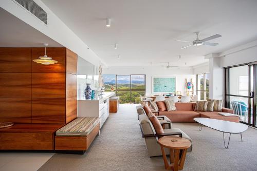 ein Wohnzimmer mit Sofa und Tisch in der Unterkunft Gemini Court Holiday Apartments in Gold Coast