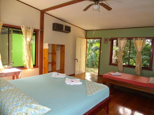 a bedroom with two beds and two windows at Casa Jade in Drake