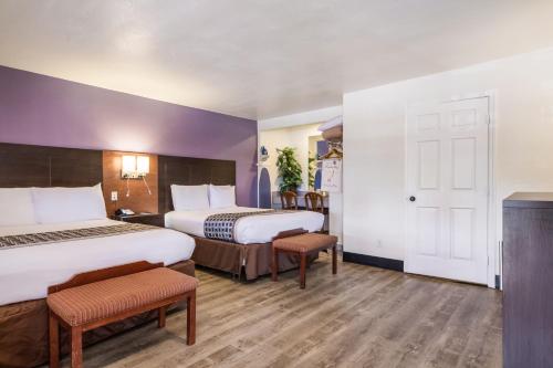 En eller flere senge i et værelse på Rodeway Inn near Downtown Monterey