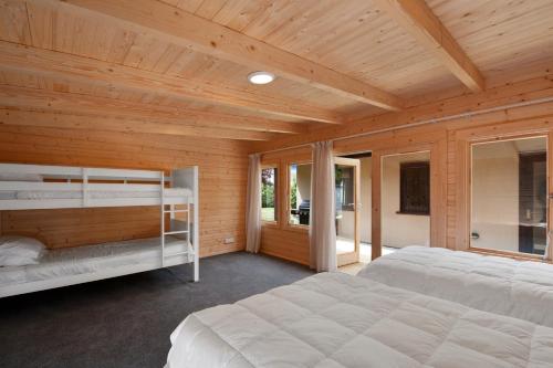מיטה או מיטות קומותיים בחדר ב-Waters Edge Retreat - Motuoapa Holiday Home