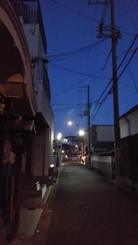 an empty street at night with street lights at OTERA HOUSE 瑞　TAMA in Osaka