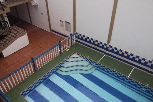 an overhead view of a swimming pool in a building at HOTEL ANAPOIMA PLAZA IN in Anapoima