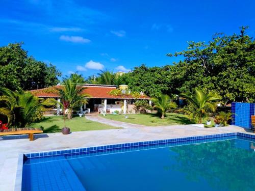una piscina di fronte a una casa di Sitio das Amélias a Jijoca de Jericoacoara