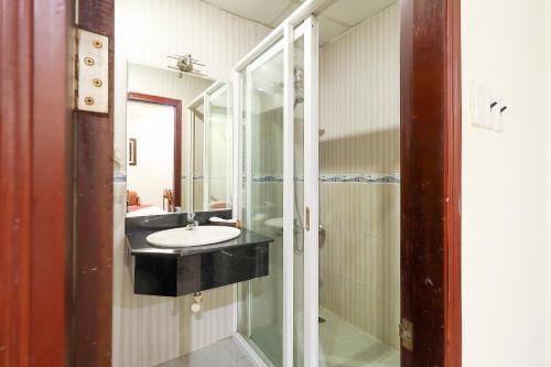 Vonios kambarys apgyvendinimo įstaigoje RedDoorz Hon En Hotel Le Loi Go Vap