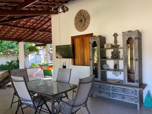 a dining room with a glass table and chairs at Sitio das Amélias in Jijoca de Jericoacoara