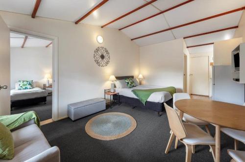 Postel nebo postele na pokoji v ubytování Dartmouth Motor Inn