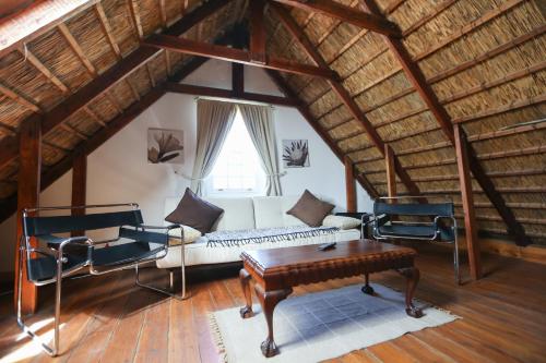 Ruang duduk di Jacaranda Wine And Guestfarm