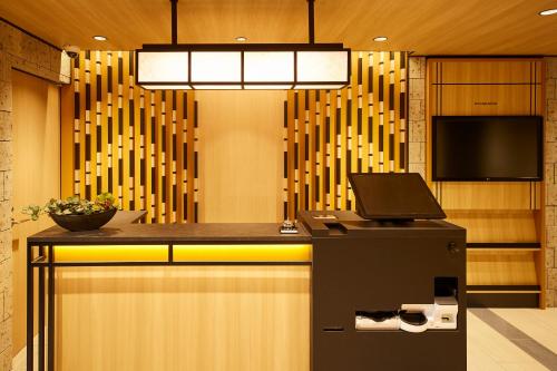 eine Küche mit einer Theke und einem Laptop darauf in der Unterkunft MONday Apart Premium AKIHABARA in Tokio