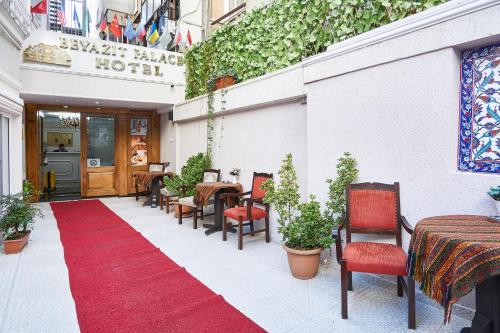 um tapete vermelho em frente a um hotel com mesas e cadeiras em Beyazit Palace Hotel Cafe & Restaurant em Istambul