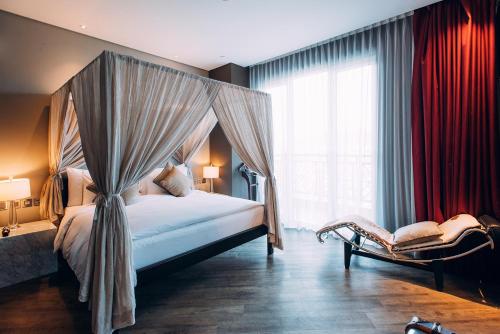 1 dormitorio con cama con dosel y ventana en Orient-Anyi international Hotel, en Beijing
