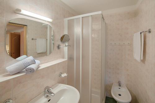 een badkamer met een witte wastafel en een douche bij Appartement Bergkristall in San Giovanni in Val Aurina
