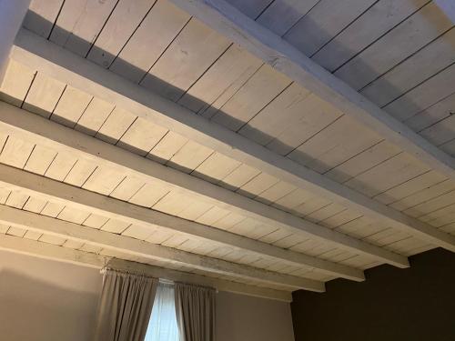 a room with white ceilings and a window at Lo Stallone -Malpensa Milan airport in Buscate