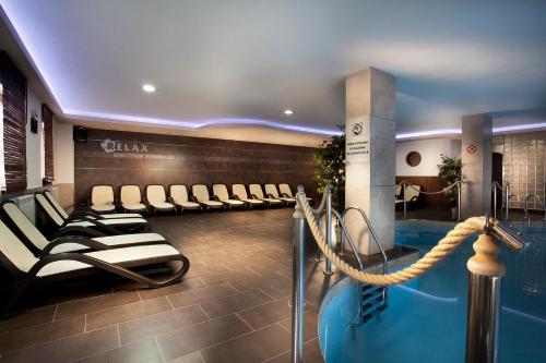 eine Lobby mit einem Pool und Stühlen sowie einem Wartezimmer in der Unterkunft Vinařství U Kapličky in Zaječí