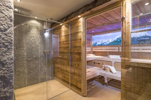 A bathroom at Gartenhotel Rosenhof bei Kitzbühel