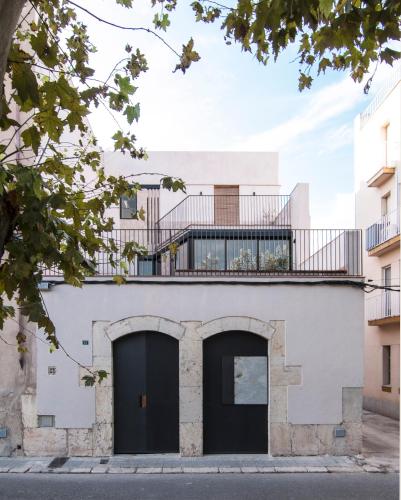 a house with a balcony on top of it at La Casa del Canal in Roquetas