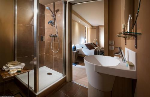 uma casa de banho com um chuveiro, um lavatório e um WC. em Le Taos em Tignes