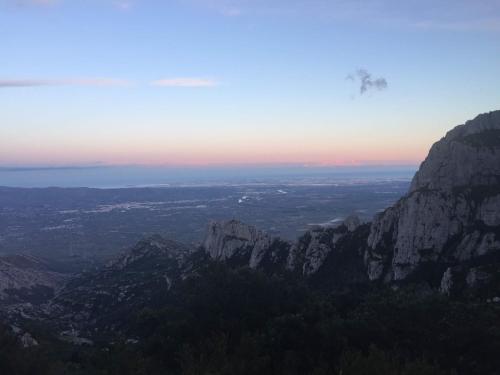 a view of the mountains with the ocean in the background at La Casa del Canal in Roquetas