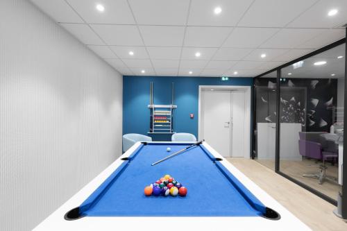 a billiard room with a pool table at Aparthotel Adagio Bâle Mulhouse Aeroport in Blotzheim