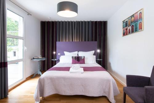 una camera da letto con un letto grande e una finestra di La Villa Blanche - 18 personnes a Pénestin