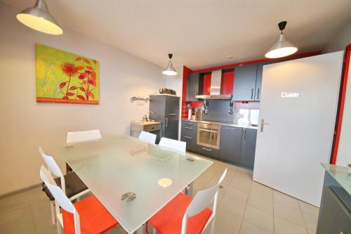 a dining room with a white table and white chairs at Corseaux Beach rooms-Riviera Beach apartments in Vevey