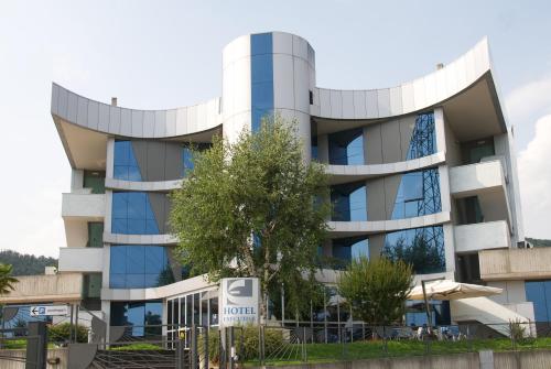un edificio de oficinas en una ciudad en Executive Bergamo, en San Paolo D'Argon