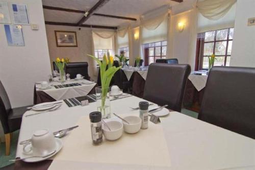 A restaurant or other place to eat at OYO Inverour Guest House 