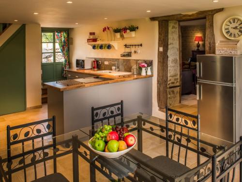 - une cuisine avec un bol de fruits sur une table dans l'établissement Chateau Le Retail, à Saint-Hilaire-des-Loges
