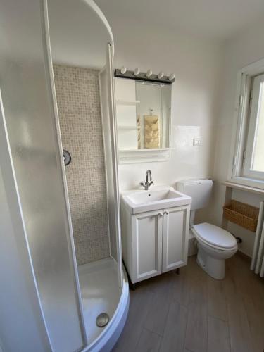 une salle de bain avec douche, lavabo et toilettes dans l'établissement Casa Genepy - monolocale in centro a Sestriere, à Sestrières