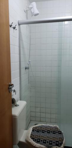 ein Badezimmer mit Dusche, Toilette und Waschbecken in der Unterkunft Flat Hotel Fazenda Monte Castelo - Gravatá in Gravatá