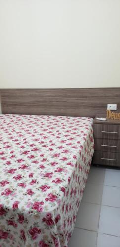ein Schlafzimmer mit einem Bett mit einer rot-weißen Decke in der Unterkunft Flat Hotel Fazenda Monte Castelo - Gravatá in Gravatá