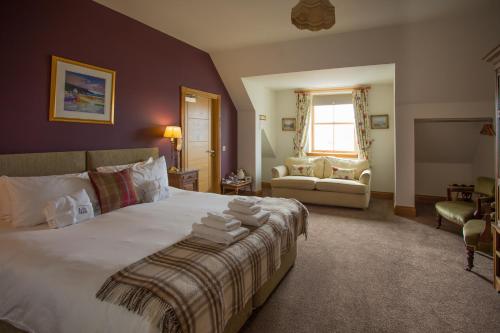 Tempat tidur dalam kamar di The Islay Hotel