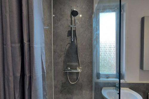 y baño con ducha y lavabo. en Zara Apartments, en Dundee