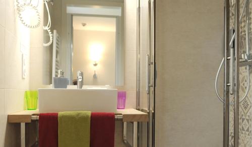 La salle de bains est pourvue d'un lavabo et d'un miroir. dans l'établissement Logis Hotel Xoko-Goxoa, à Saint-Michel