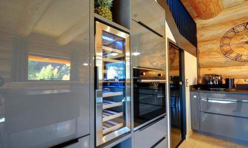 a kitchen with a refrigerator with empty wine glasses at Ferienblockhäuser der Familie Lakmann in Feldberg