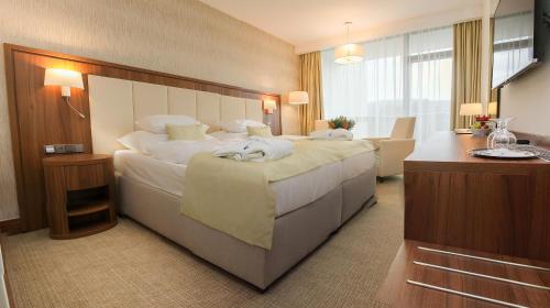 Una cama o camas en una habitación de Ensana Esplanade