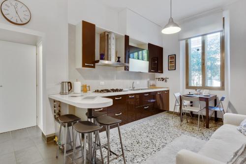 a kitchen with a counter and a table and chairs at Accogliente appartamento a Dorsoduro con GIARDINO! in Venice