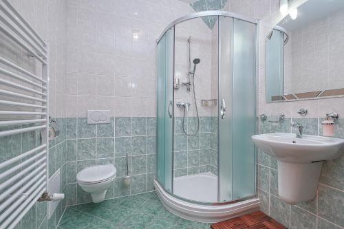 Ένα μπάνιο στο Apartments White - Hill